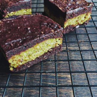 Rich Pistachio Cheesecake Brownies | Sugar-Free Recipes | fructopia.de/en