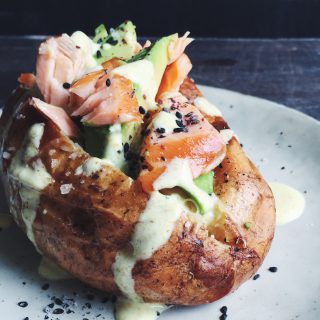 Superfood Kumpir: Turkish Baked Potato With Salmon, Avocado and Turmeric Dressing | Sugar-free Recipes by fructopia.de