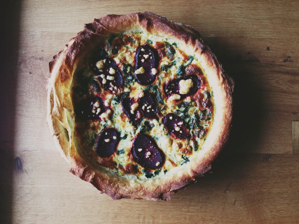 Fructose free recipes: tasty nettles beetroot powerhouse quiche // Fructosearme Rezepte: Energiereiche Brennnessel-RoteBete-Quiche // Fructopia.de