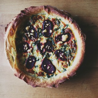 Fructose free recipes: tasty nettles beetroot powerhouse quiche // Fructosearme Rezepte: Energiereiche Brennnessel-RoteBete-Quiche // Fructopia.de