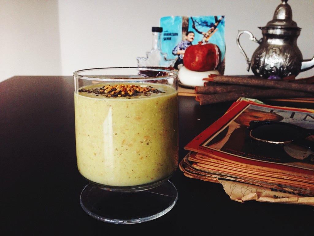 For Breakfast: Creamy, fructose friendly smoothie with #beepollen // Zum Frühstück: Seidiger, fructosearmer Smoothie mit #Blütenpollen // fructopia.de