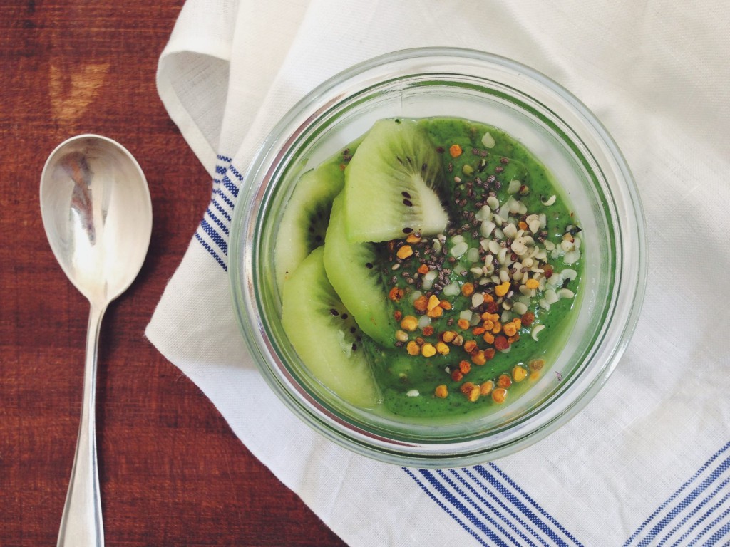 Sunray-bathed breakfast creme with kiwi, avocado and stinging nettles. Topped with hemp seeds and bee pollen. Low fructose and gluten free. By fructopia.de