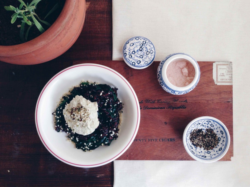 Pure wellness recipe: Forbiden rice with sunflower seeds, avocado and nutritional yeast (vegan, fructose friendly) // Pure Welnness: Verbotener Reis mit Avocado-Nährhefe-Dressing (vegan, fructosearm, glutenfrei) // by fructopia.de