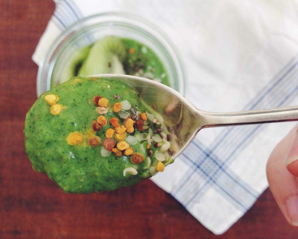 Sonnen geküßte Frühstücks-Creme mit Kiwi-Avocado und Brennnessel. Garniert mit Blütenpollen und Hanfsamen. Fructosearm und gltuen-frei. Von fructopia.de