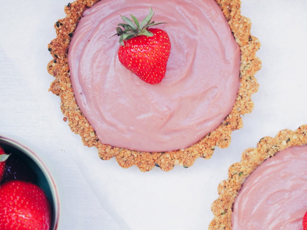 This new recipe is divine: Gluten free and fructose free hemp seed tartelettes with strawberry-raspberry-curd // Dieses neue Rezept ist wahrhaftig königlich: Gluten-freie Hanfsamen Törtchen mit fructosearmer Erdbeer-Himbeer-Creme // fructopia.de