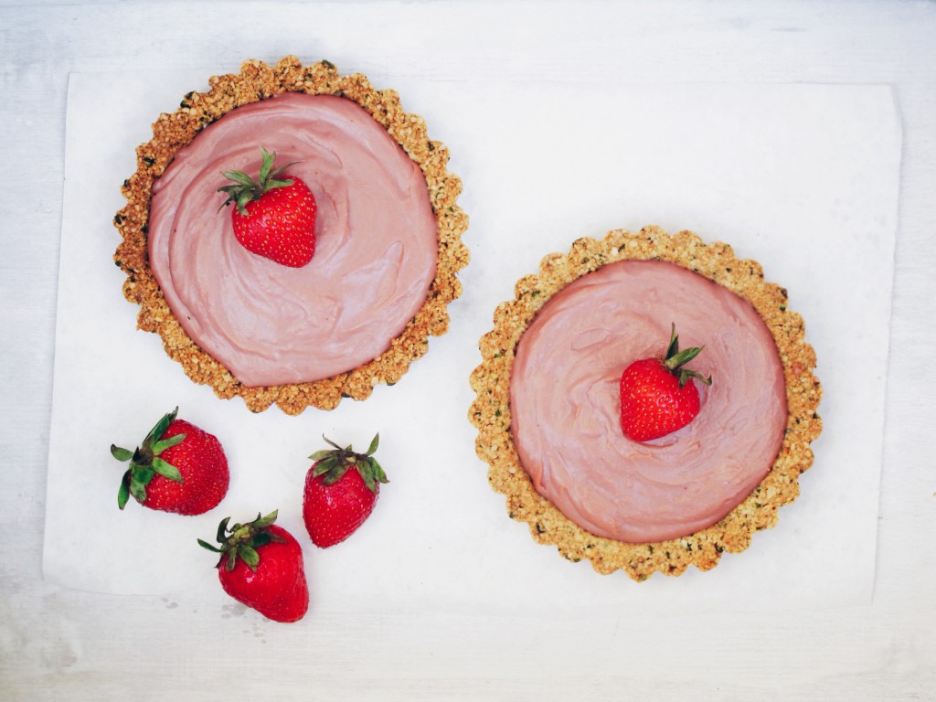  This new recipe is divine: Gluten free and fructose free hemp seed tartelettes with strawberry-raspberry-curd // Dieses neue Rezept ist wahrhaftig königlich: Gluten-freie Hanfsamen Törtchen mit fructosearmer Erdbeer-Himbeer-Creme // fructopia.de