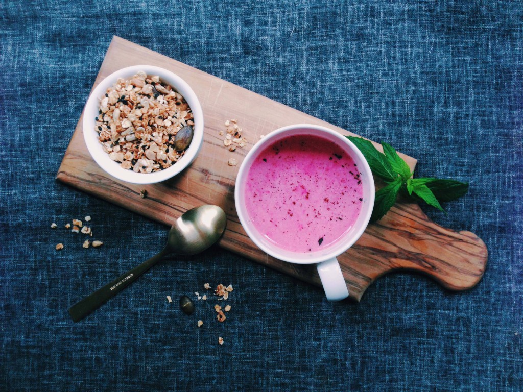 Fructosearmes Sommerfrühstück: Hausgemachtes Müsli mit eisgekühlter Himbeer-Hafermilch // fructopia.de