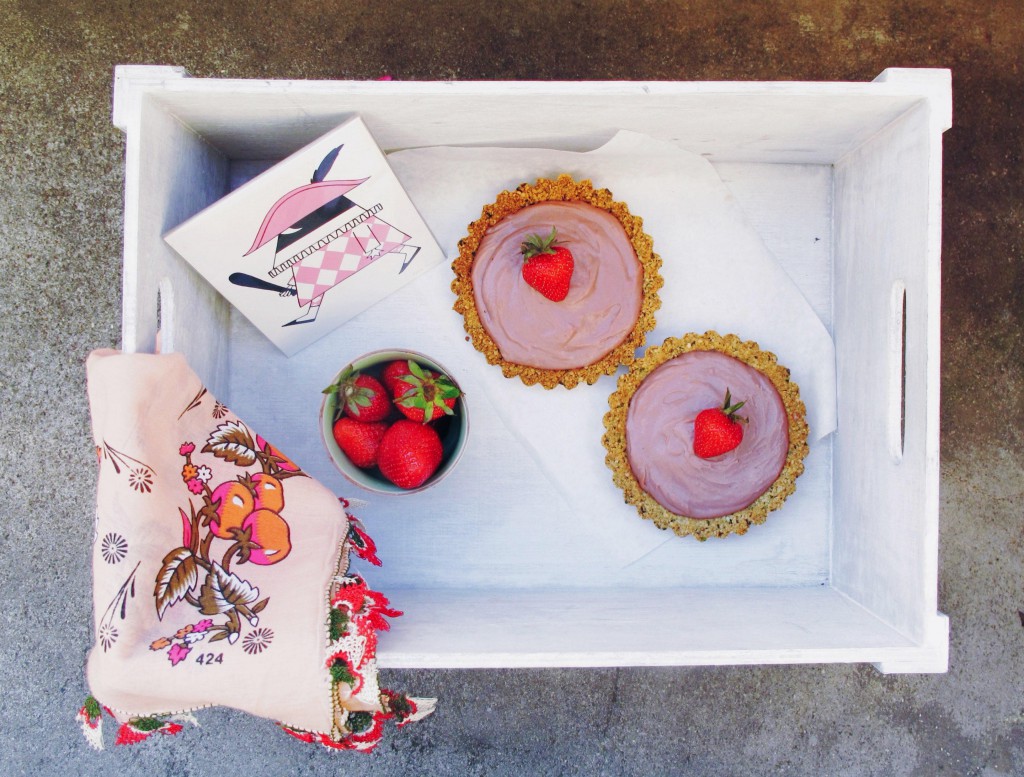 This new recipe is divine: Gluten free and fructose free hemp seed tartelettes with strawberry-raspberry-curd // Dieses neue Rezept ist wahrhaftig königlich: Gluten-freie Hanfsamen Törtchen mit fructosearmer Erdbeer-Himbeer-Creme // fructopia.de