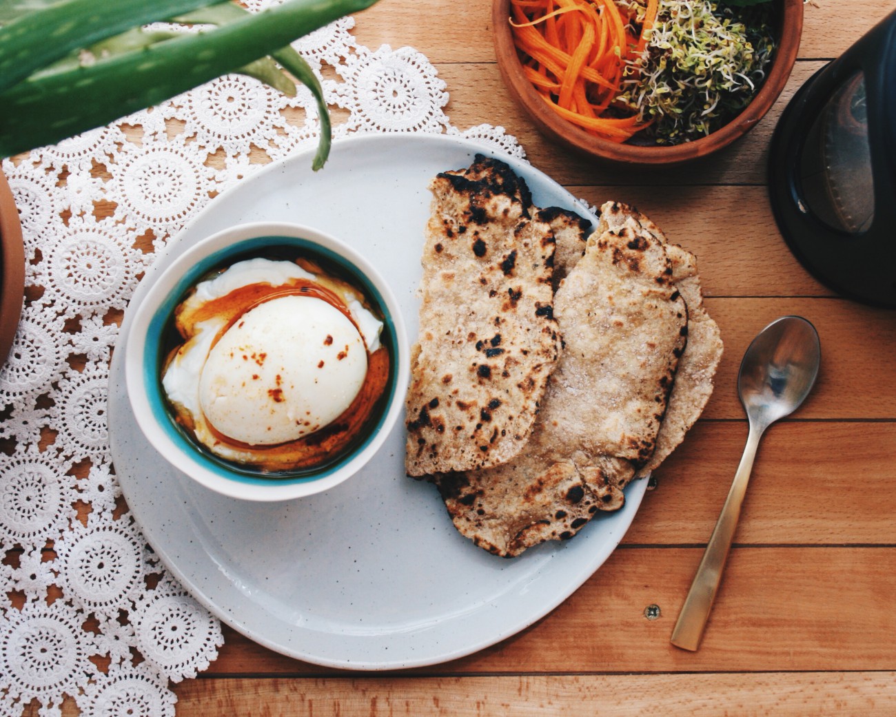 Frühstücksrezept aus dem Sultans Palast: Cilbir - Pochiertes Ei mit Joghurt und Knoblauchöl | gluten-frei, fructosearm | fructopia.de