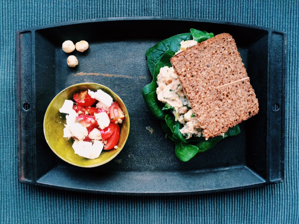 Die 5 Zutaten Low FODMAP-Challenge: Makrelen-Haselnuss-Dip und Feta-Tomaten-Thymian Salat für Colleen von FODMAPLife.com|fructopia.de