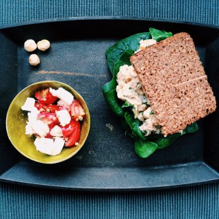 5 Ingredient Low FODMAP Challenge: Mackerel-Hazelnut-Spread With Feta-Tomato-Thyme-Salad for Colleen from FODMAPLife.com|fructopia.de