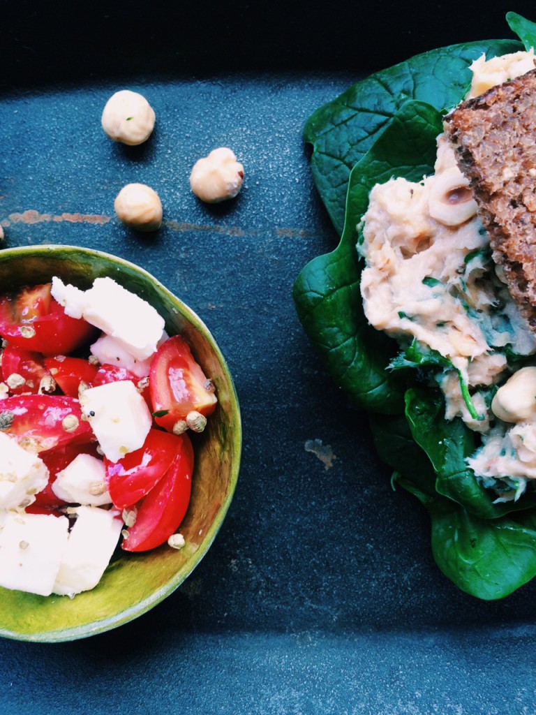 Die 5 Zutaten Low FODMAP-Challenge: Makrelen-Haselnuss-Dip und Feta-Tomaten-Thymian Salat für Colleen von FODMAPLife.com|fructopia.de