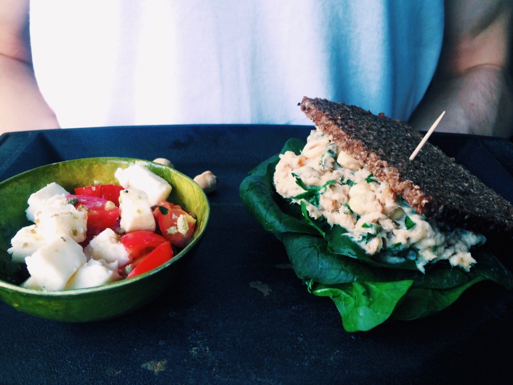 Die 5 Zutaten Low FODMAP-Challenge: Makrelen-Haselnuss-Dip und Feta-Tomaten-Thymian Salat für Colleen von FODMAPLife.com|fructopia.de