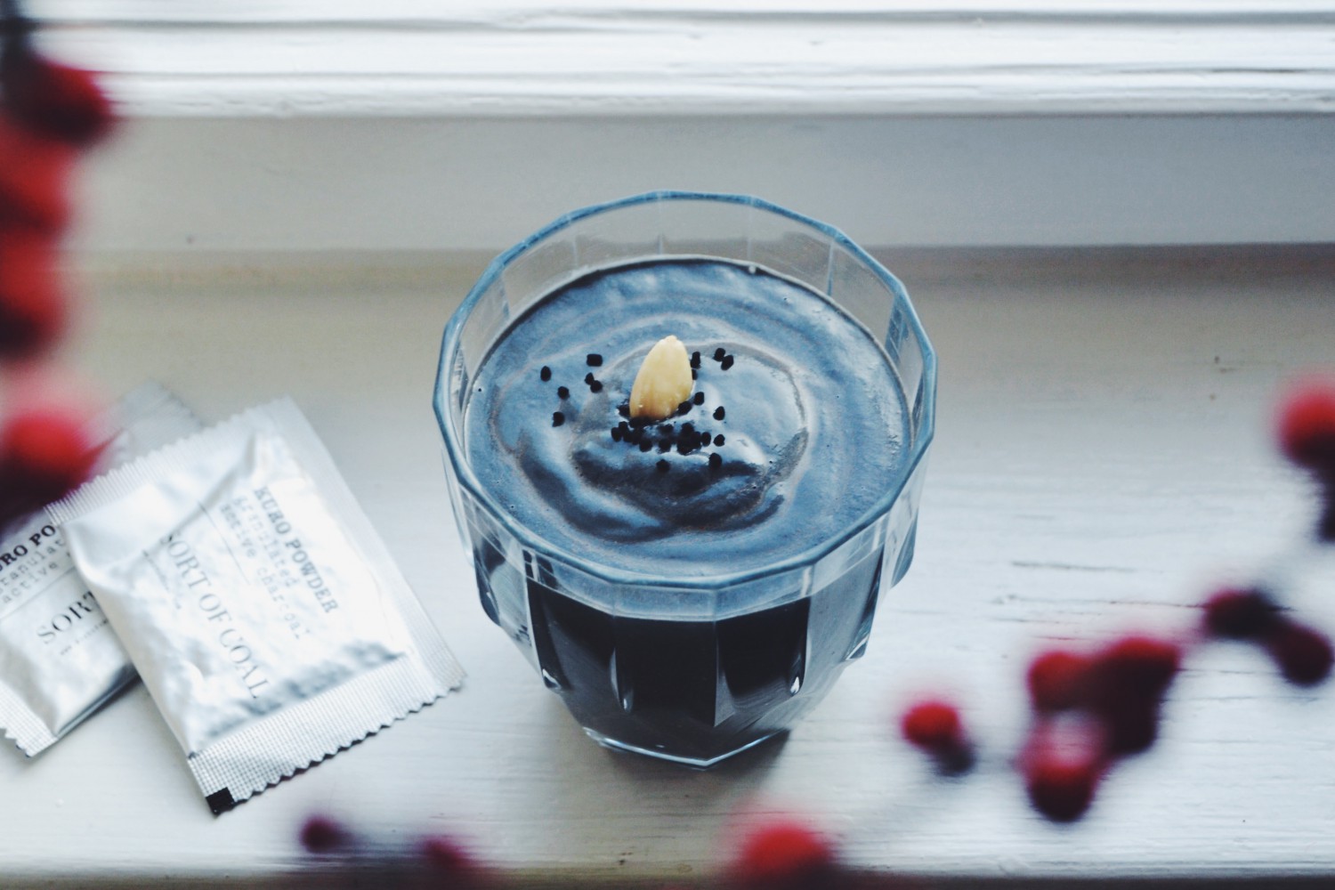 Schwarzer Anti-Kater-Smoothie mit Aktivkohle für ein fröhliches Erwachen im neuen Jahr! (zuckerfrei, vegan, detox) / fructopia.de