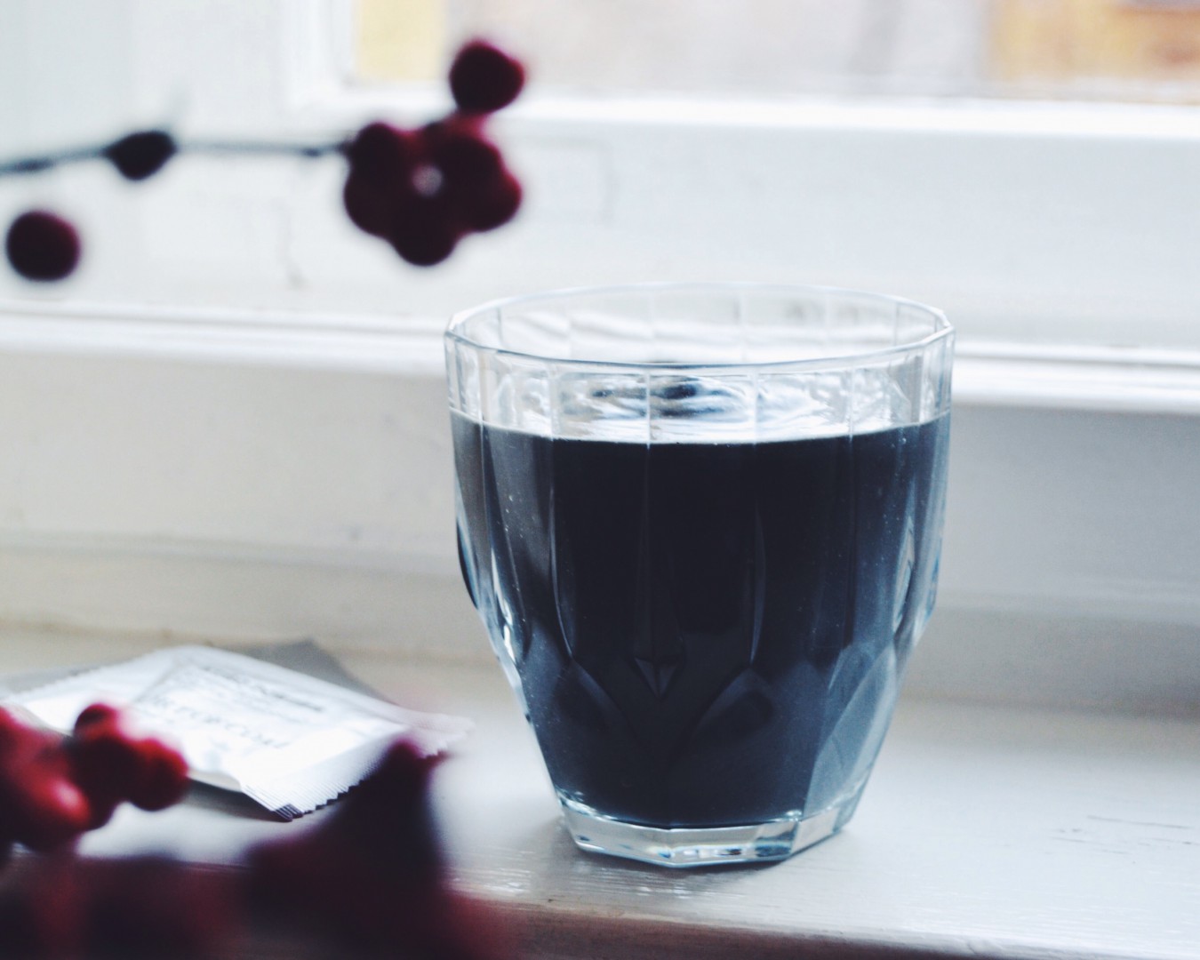 Black Anti-Hangover-Smoothie With Activated Charcoal For A Great Awakening On New Year’s Eve! (sugar-free, vegan, detoxing) / fructopia.de/en