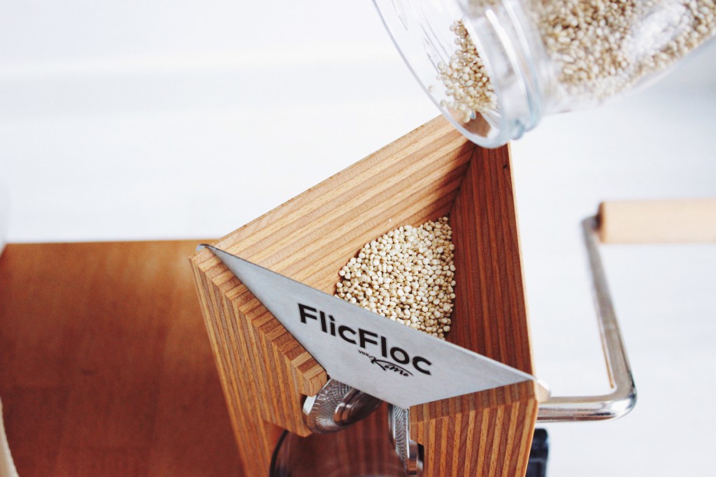 Mein neues Lieblingsgadget: Der Getreideflocker FlicFloc von KoMo Getreidemühle. Stelle ganz einfach Hafer-, Reis- oder Quinoaflocken selbst her! / fructopia.de