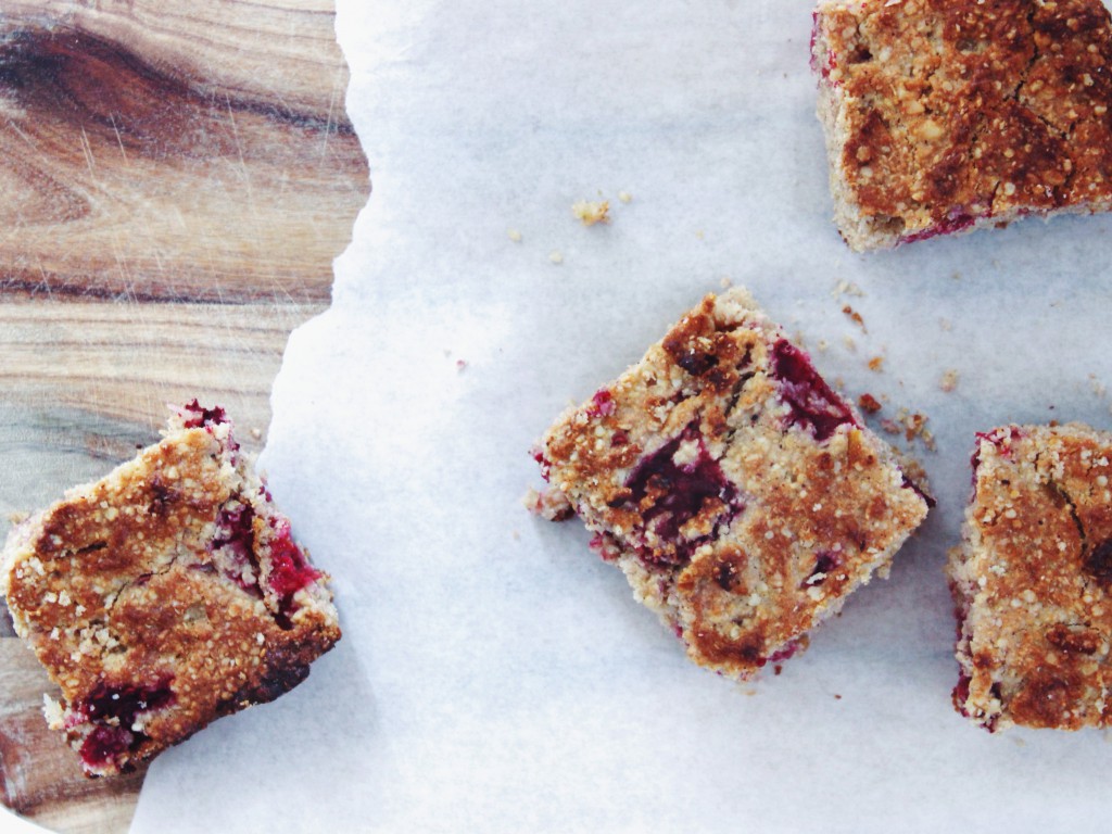 Sugar-free breakfast cake with homemade quinoa flakes / fructopia.de/en