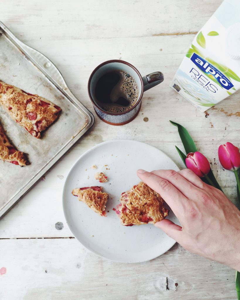 Sugar-free Strawberries and Rice Milk Scones with Spelt (wheat-free, low in fructose, refined sugar-free fructosearm) / Recipes by fructopia.de