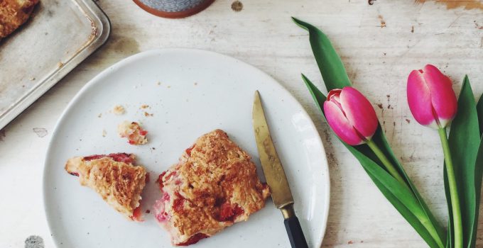 Zuckerfreie Dinkel Scones mit Erdbeeren und Reismilch (vegan, fructosearm, weizenfrei)