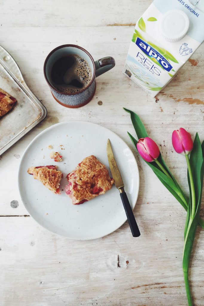 Zuckerfreie Scones mit Erdbeeren und Reismilch (weizenfrei, fructosearm) / Rezepte von fructopia.de