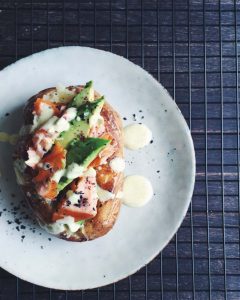 Superfood Kumpir: Türkische Ofenkartoffel mit Lachs, Avocado und Kurkuma-Dressing | Fructosearme Rezepte von fructopia.de