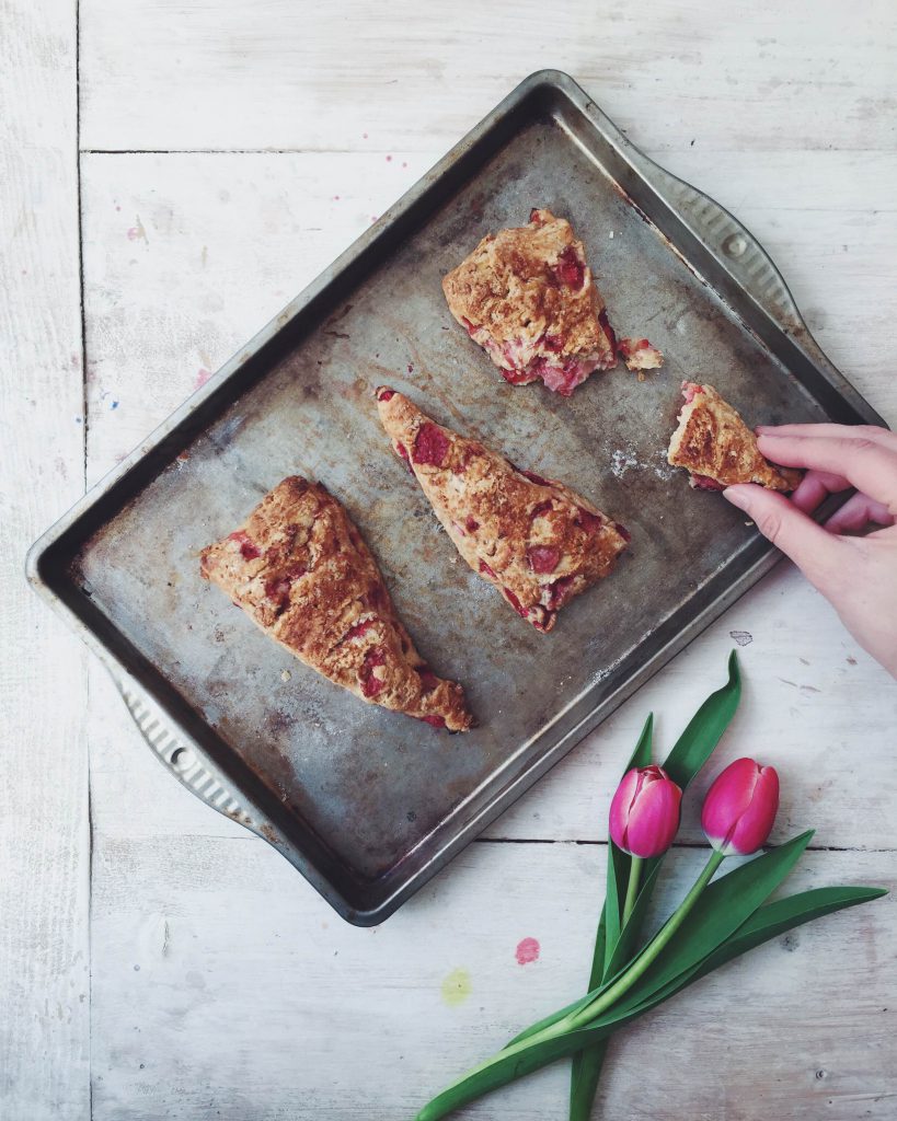 Zuckerfreie Scones mit Erdbeeren und Reismilch (weizenfrei, fructosearm) / Rezepte von fructopia.de