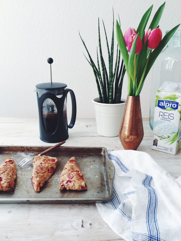 Sugar-free Strawberries and Rice Milk Scones with Spelt (wheat-free, low in fructose, refined sugar-free fructosearm) / Recipes by fructopia.de