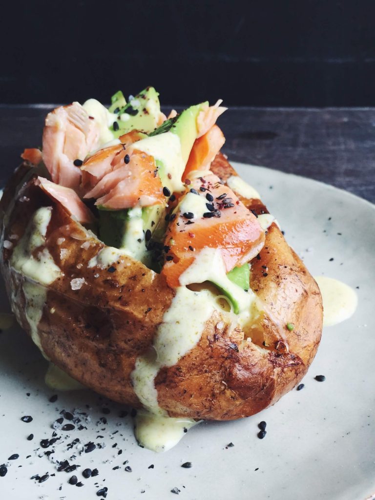 Superfood Kumpir: Turkish Baked Potato With Salmon, Avocado and Turmeric Dressing | Sugar-free Recipes by fructopia.de