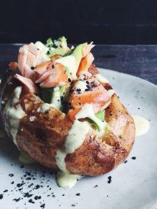 Superfood Kumpir: Türkische Ofenkartoffel mit Lachs, Avocado und Kurkuma-Dressing | Fructosearme Rezepte von fructopia.de
