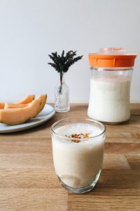 Neues Rezept: Fruchtiger Smoothie mit Honigmelone, Kefir und Zimt. Wie immer zuckerfrei und fructosearm. Für eine ausgeglichene Darmflora und ein gutes Bauchgefühl. / fructopia.de
