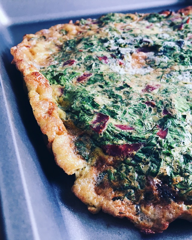 Persisches Kräuteromelette mit Petersilie, Koriander und Dill (glutenfrei, fructosearm)