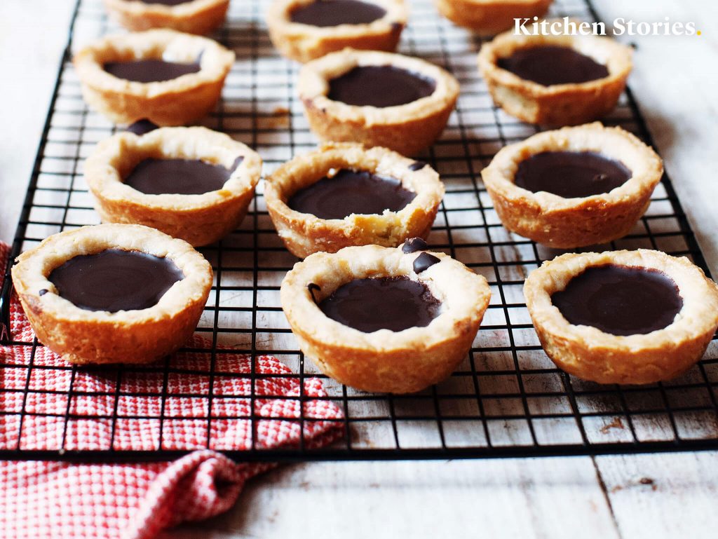 Rezept: Zuckerfreie Schoko-Karamell-Füllung auf buttrigem Dinkelkeks // fructopia.de