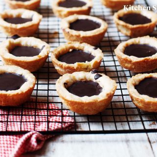 Recipe: Sugar-free Chocolate-Caramel-Cups with Spelt | lactose-free and vegan option // fructopia.de