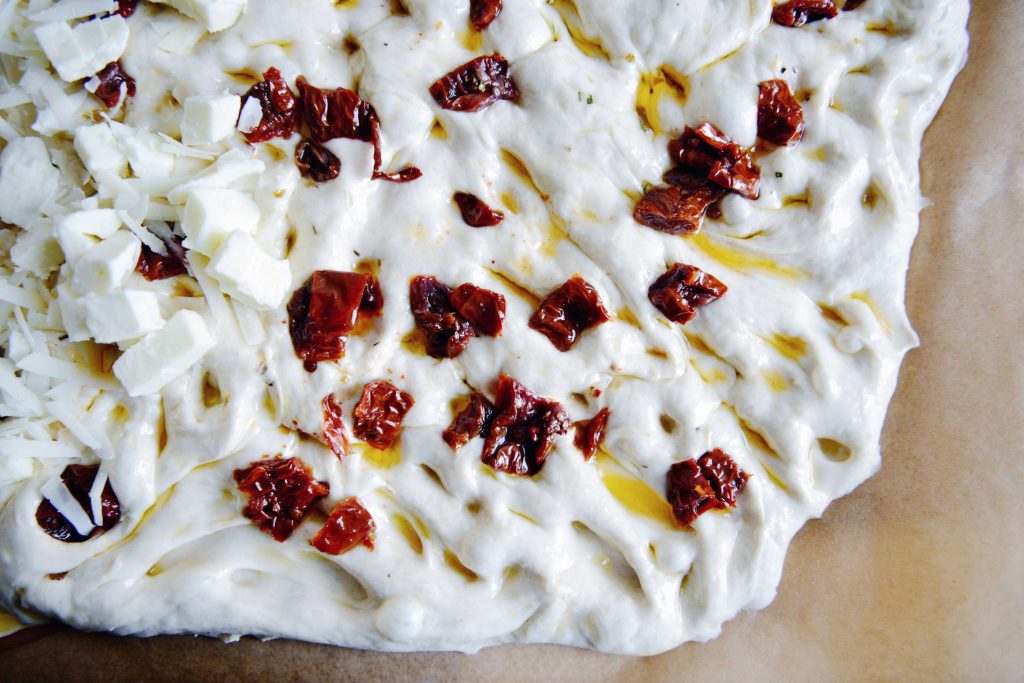 Käse Dinkel-Focaccia mit getrockneten Tomaten // fructopia.de