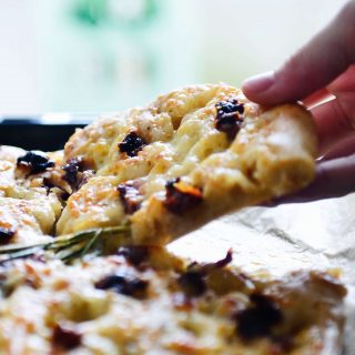 Cheese Spelt Flatbread with Sun Dried Tomatoes // fructopia.de