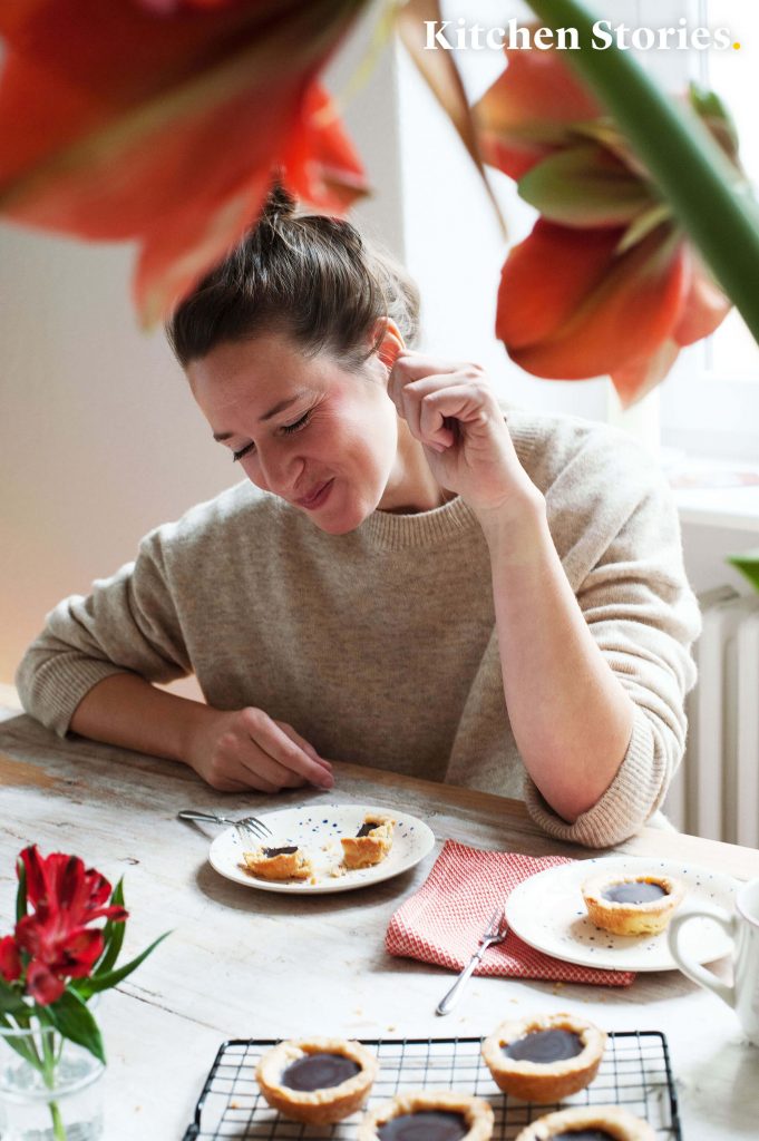 Zuckerfreie Schoko-Karamell-Füllung auf buttrigem Dinkelkeks // fructopia.de