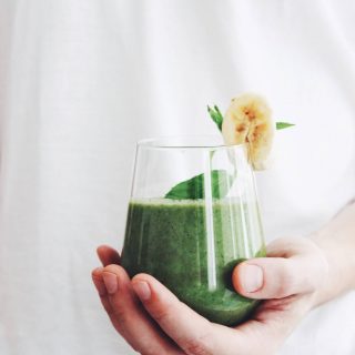 Sugar-free green smoothie with avocado, spinach and coconut water // fructopia.de