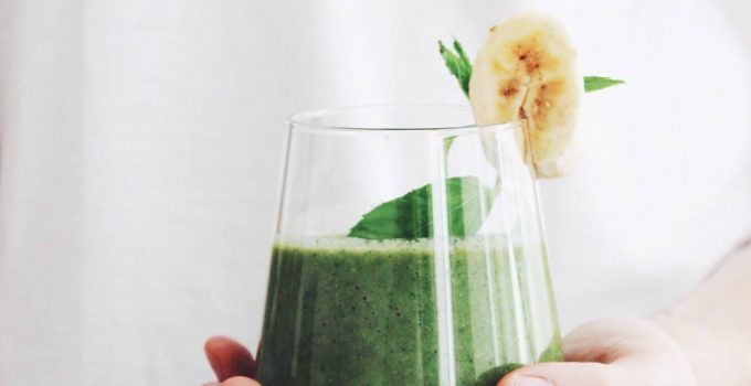 Green Smoothie with Avocado, Mint and Coconut Water | vegan | sugar-free