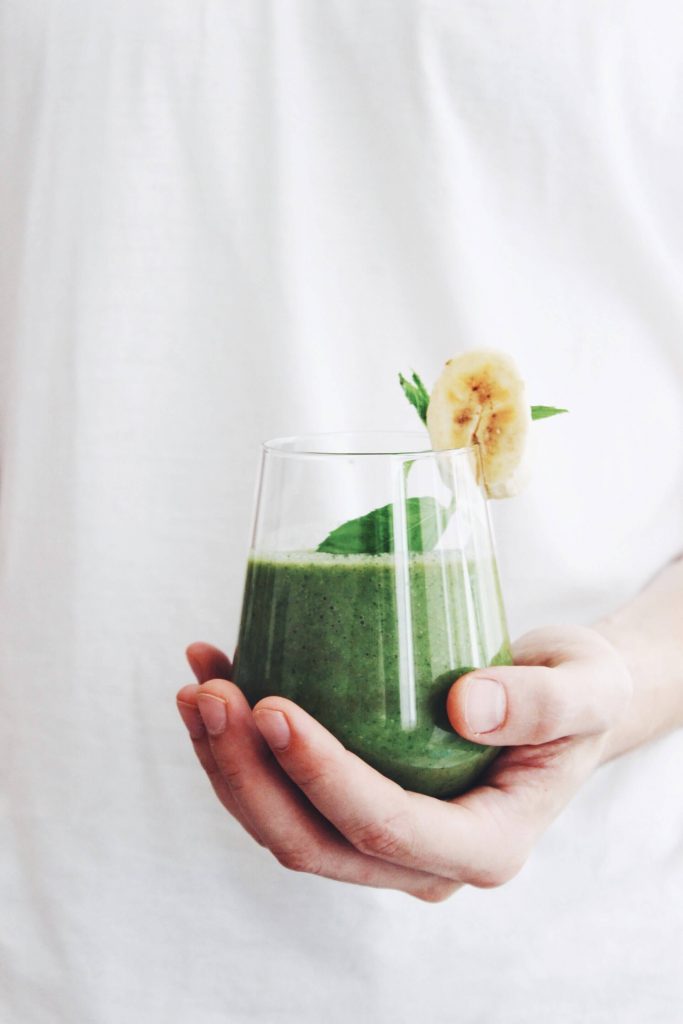 Sugar-free green smoothie with avocado, spinach and coconut water // fructopia.de