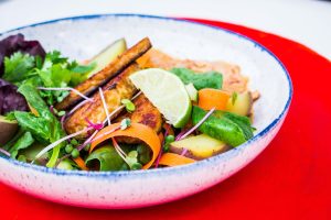 Knuspriges Tempeh und schöön viel Erdnuss-Soße: Indonesisches Gado Gado – vegan, glutenfrei, zuckerfrei | fructopia.de