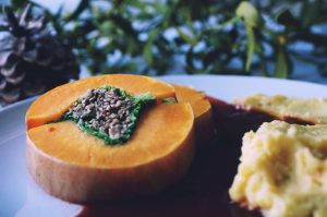 Damit alle alles essen können: Gefüllter Butternut Kürbis mit Rotweinsoße und Kartoffelpüree. Köstliches 3-Gänge-Menü, glutenfrei, fructosearm, vegan | Rezept auf fructopia.de
